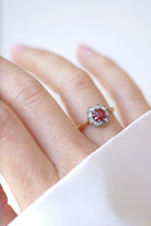 Bague marguerite spinelle rouge entourage diamants - Castafiore