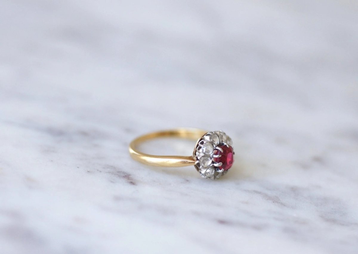 Bague marguerite spinelle rouge entourage diamants - Castafiore