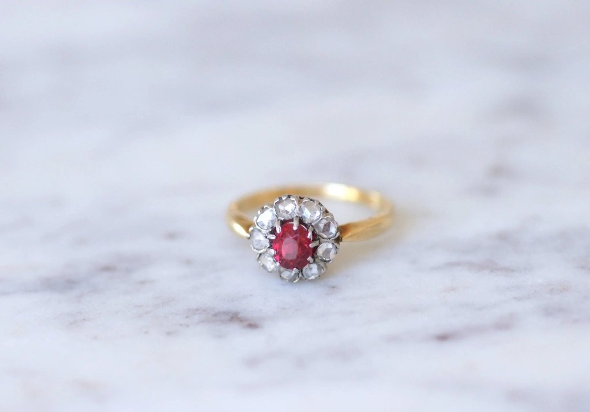 Bague marguerite spinelle rouge entourage diamants - Castafiore