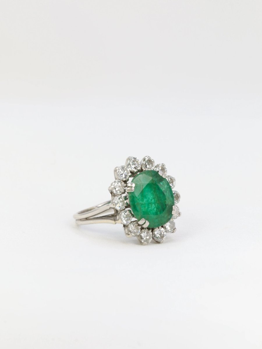 Bague marguerite vintage émeraude ovale diamants - Castafiore