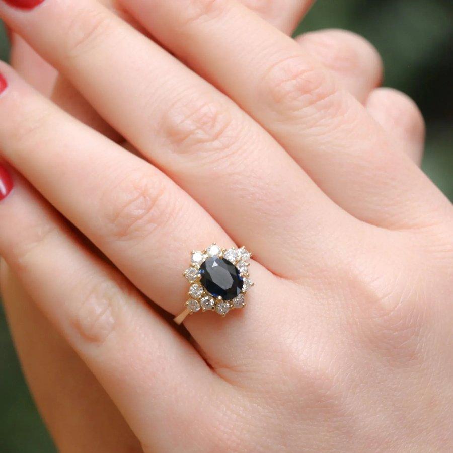 Bague marguerite vintage en or, saphir ovale et diamants - Castafiore