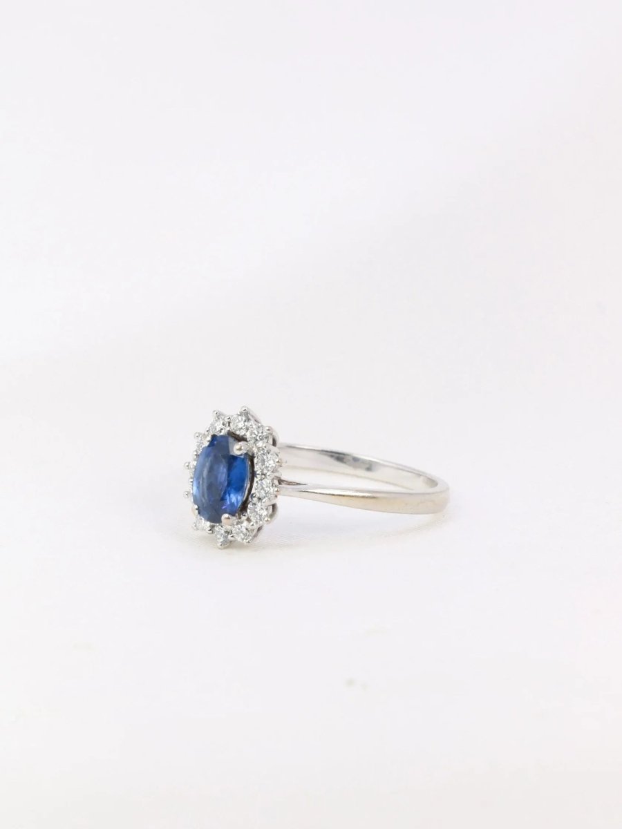Bague marguerite vintage en or, saphir ovale et diamants - Castafiore