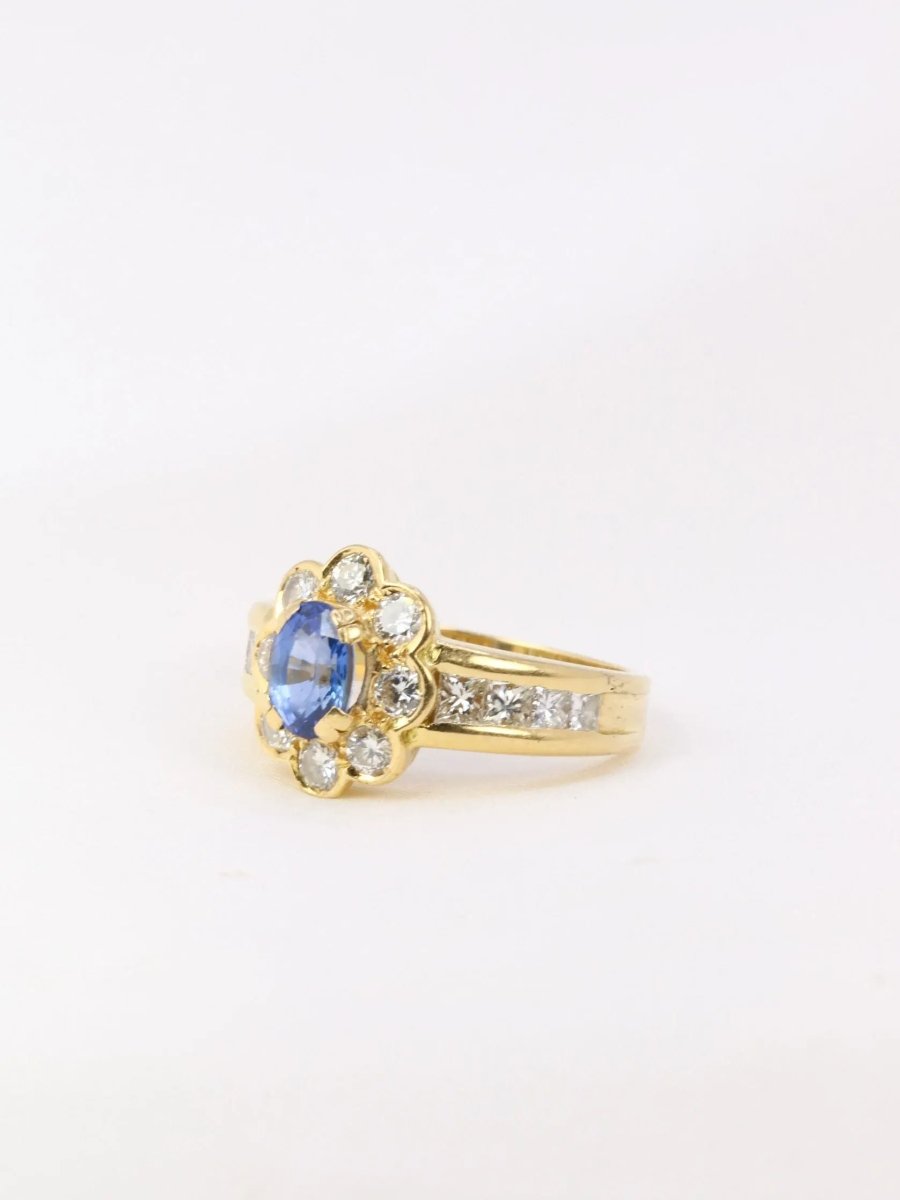 Bague marguerite vintage en or, saphir ovale et diamants - Castafiore