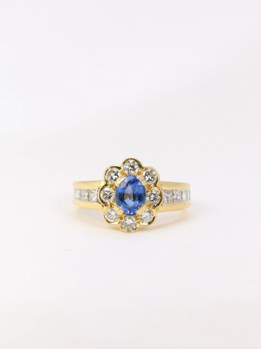 Bague marguerite vintage en or, saphir ovale et diamants - Castafiore