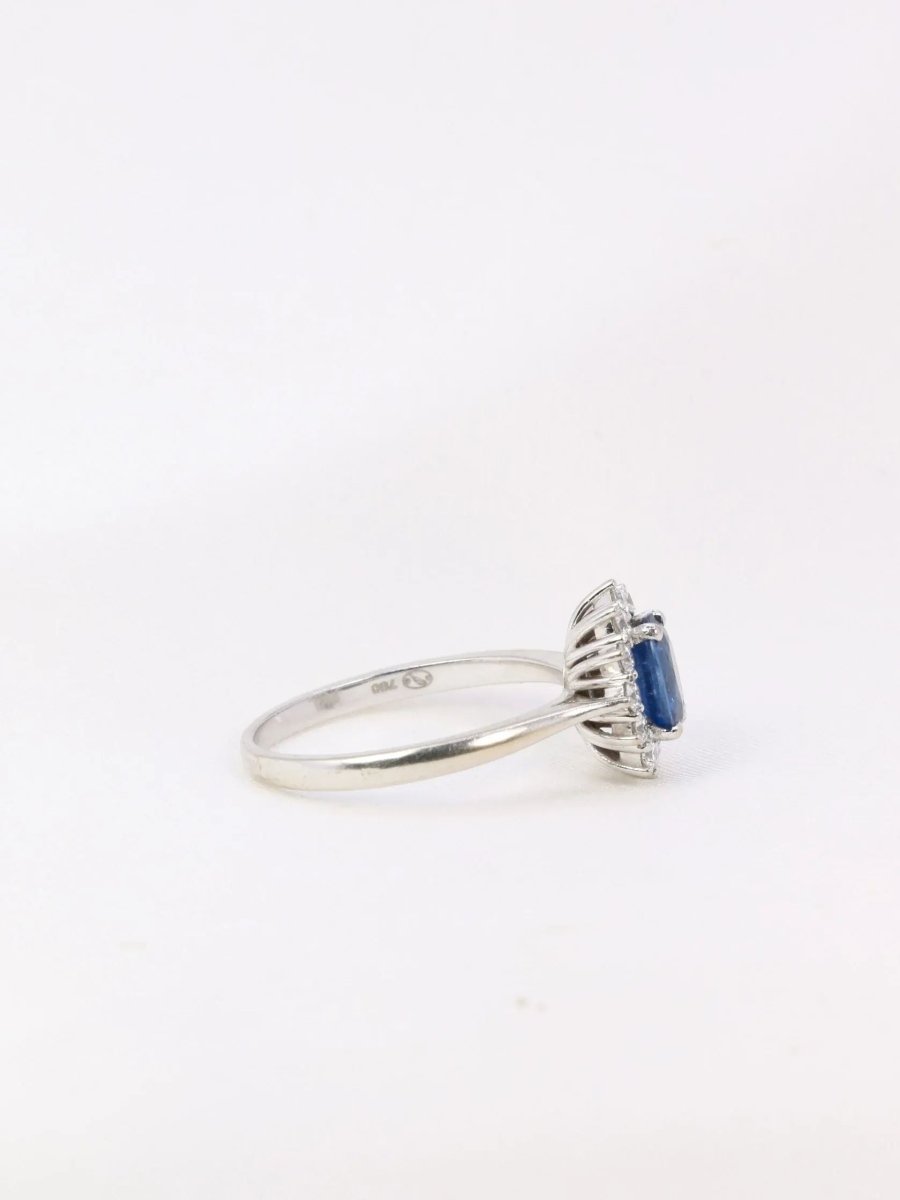 Bague marguerite vintage en or, saphir ovale et diamants - Castafiore