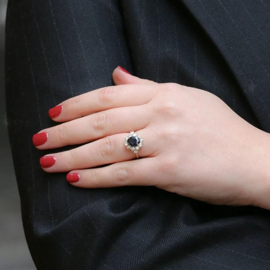 Bague marguerite vintage en or, saphir ovale et diamants - Castafiore