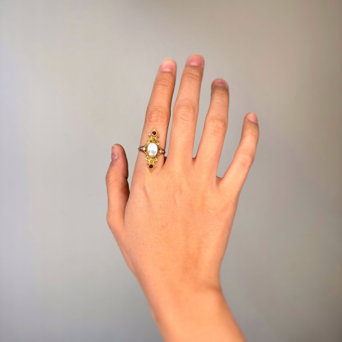 Bague Marquise Ancienne - Or, Nacre, Demi - perles & Grenats - Castafiore