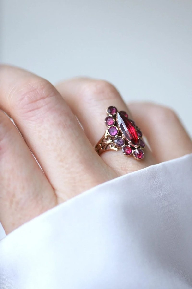 Bague Marquise Ancienne Or Rose et Grenats de Perpignan - Castafiore