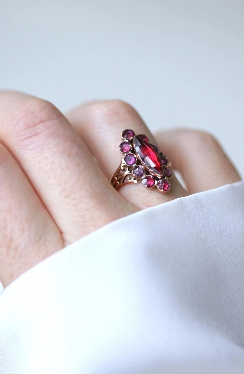 Bague Marquise Ancienne Or Rose et Grenats de Perpignan - Castafiore