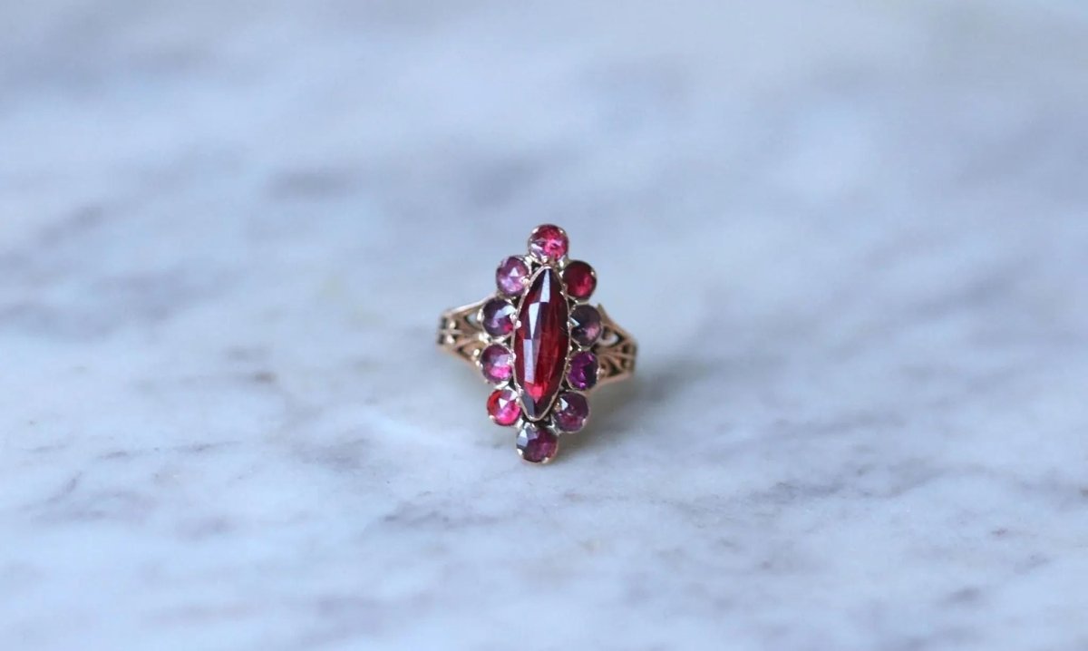 Bague Marquise Ancienne Or Rose et Grenats de Perpignan - Castafiore
