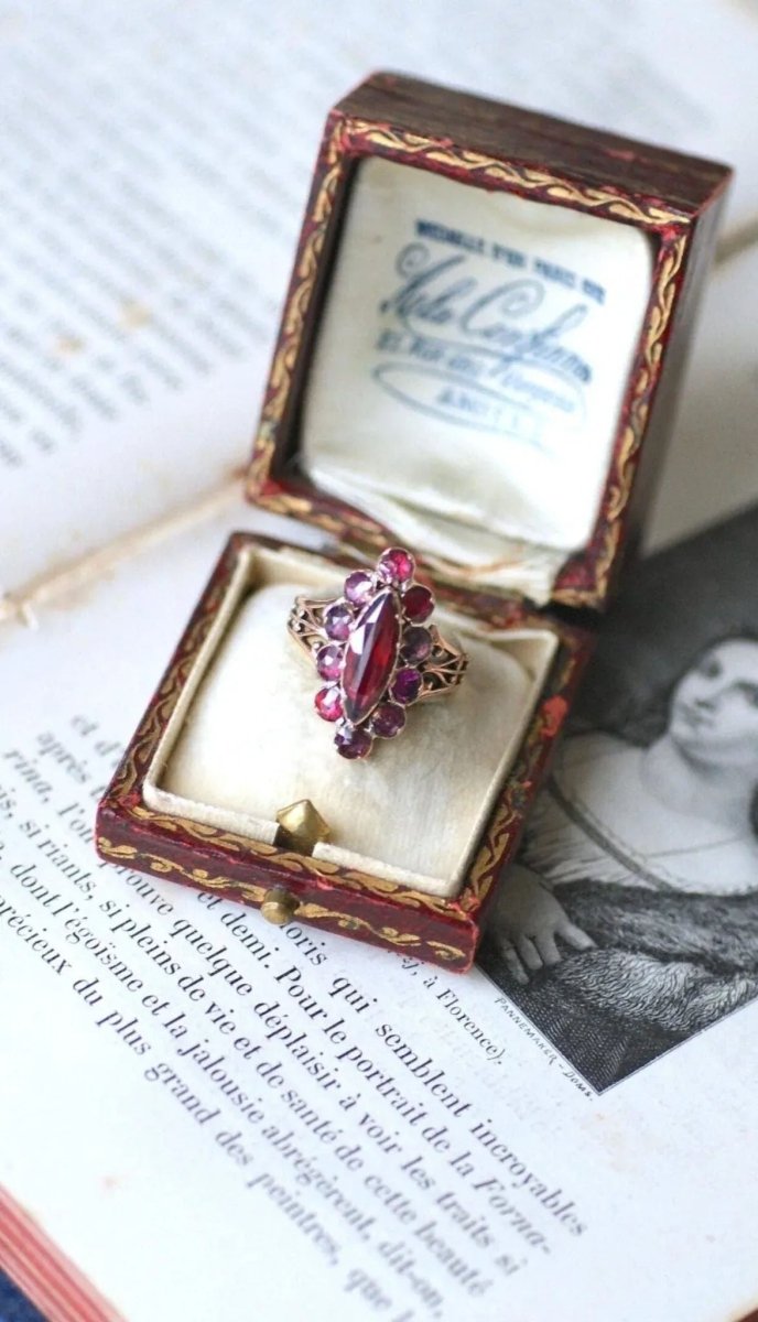 Bague Marquise Ancienne Or Rose et Grenats de Perpignan - Castafiore