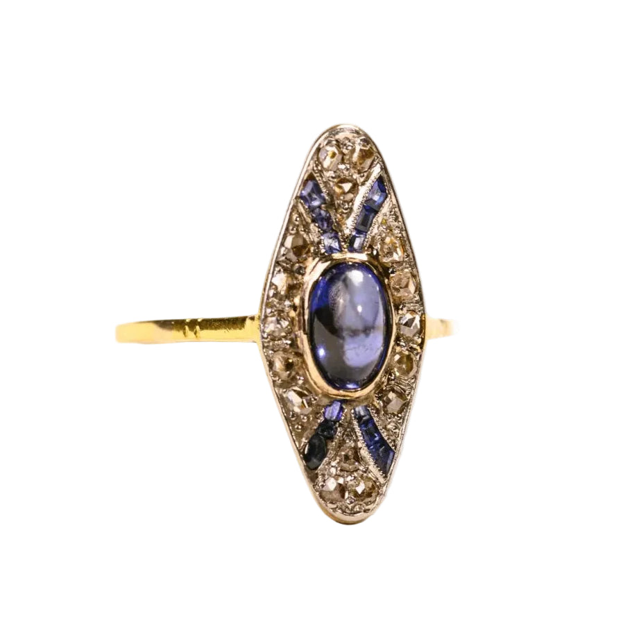 Bague marquise Art Déco en ors de couleurs, saphirs synthétiques et diamants - Castafiore