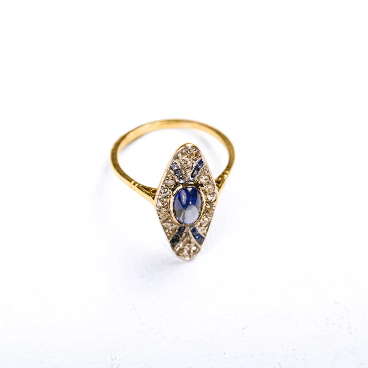 Bague marquise Art Déco en ors de couleurs, saphirs synthétiques et diamants - Castafiore