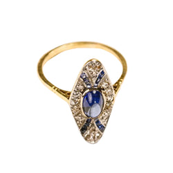 Bague marquise Art Déco en ors de couleurs, saphirs synthétiques et diamants - Castafiore