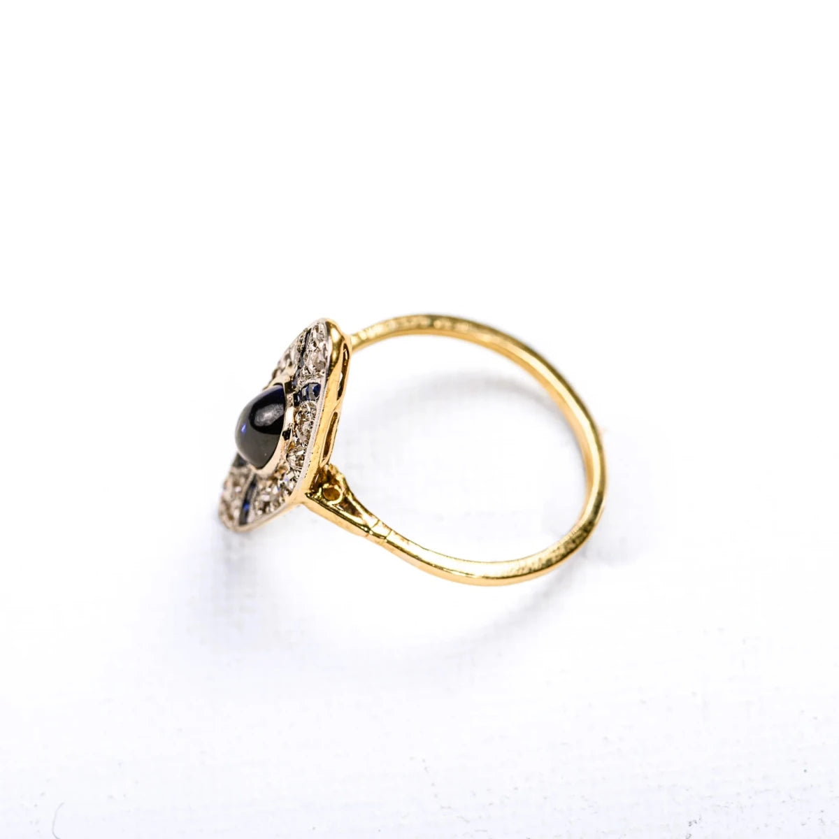 Bague marquise Art Déco en ors de couleurs, saphirs synthétiques et diamants - Castafiore