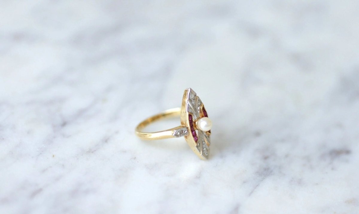 Bague Marquise Art Deco perle, diamants & rubis - Castafiore