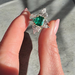 Bague Marquise Contemporaine en Or 18 Carats, Émeraude de Colombie et Diamants - Castafiore