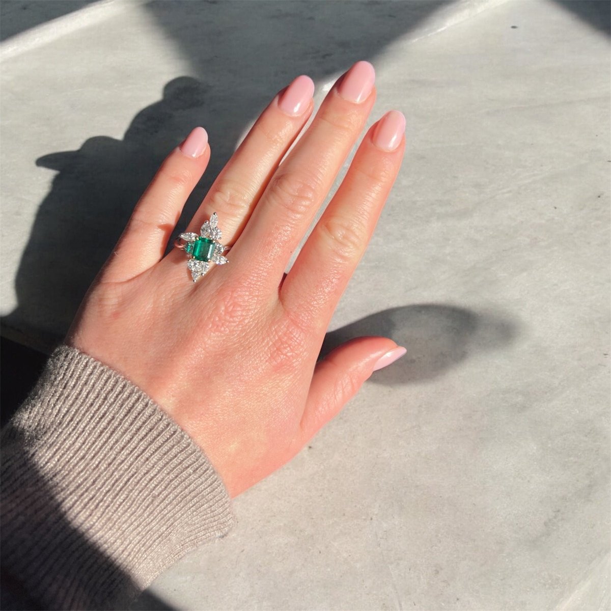 Bague Marquise Contemporaine en Or 18 Carats, Émeraude de Colombie et Diamants - Castafiore