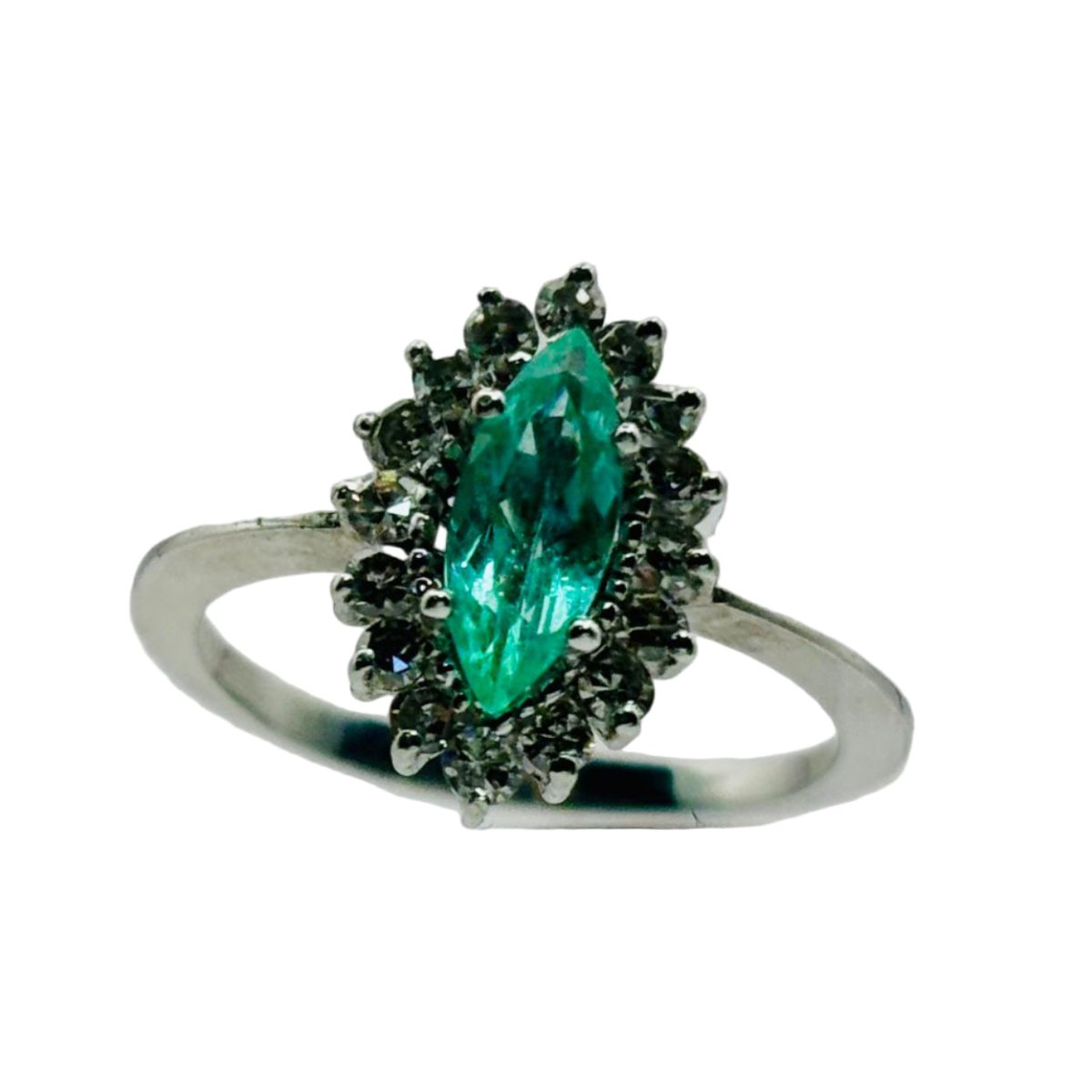 Bague Marquise en or blanc, émeraude et diamants - Castafiore