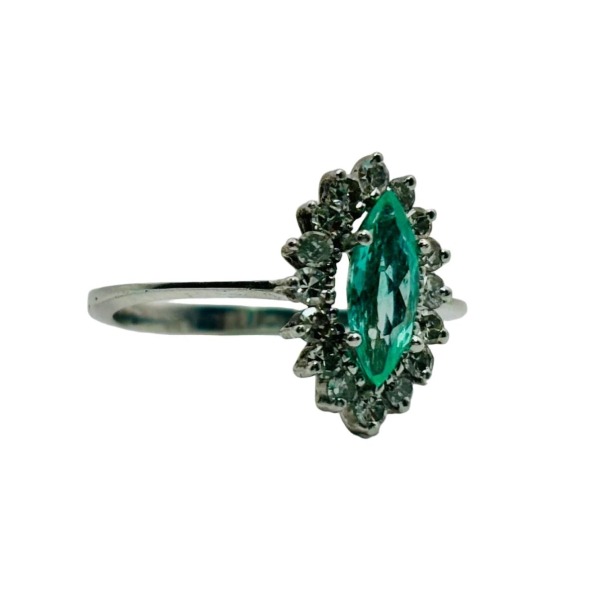 Bague Marquise en or blanc, émeraude et diamants - Castafiore