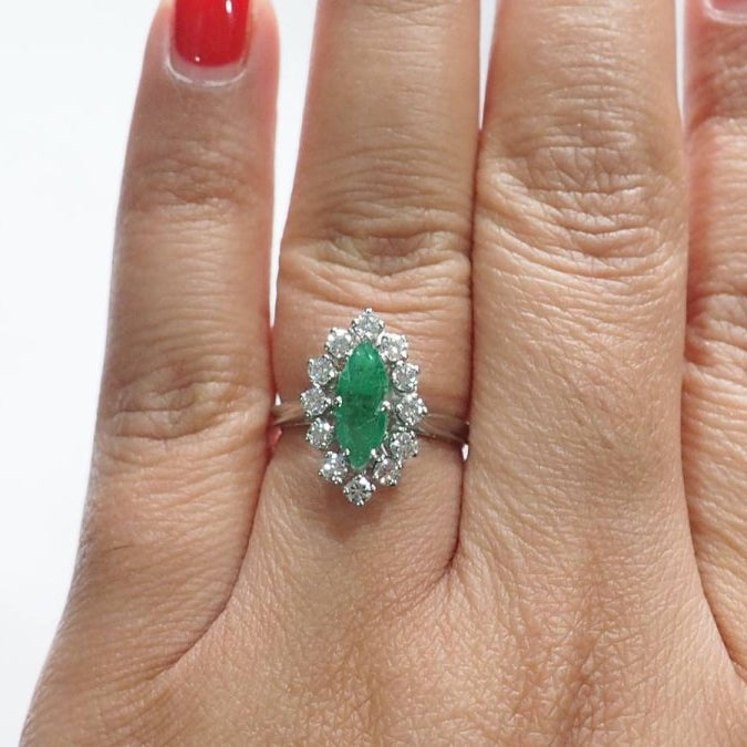 Bague marquise en or blanc, émeraude et diamants - Castafiore