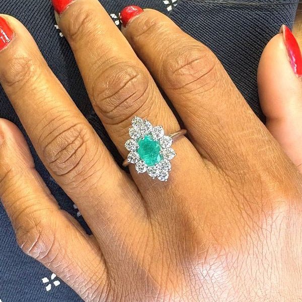 Bague Marquise en or blanc, émeraude et diamants - Castafiore