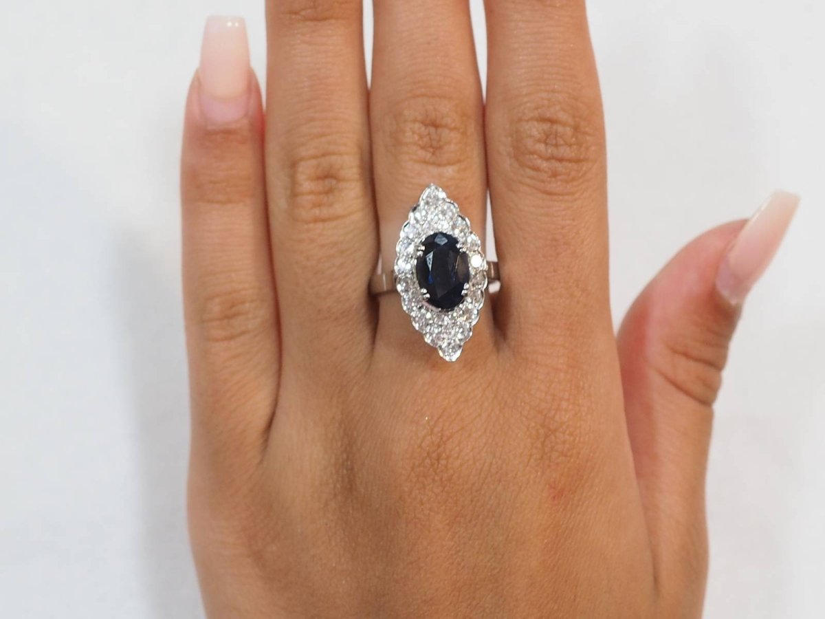 Bague marquise en or blanc, saphir et diamants - Castafiore