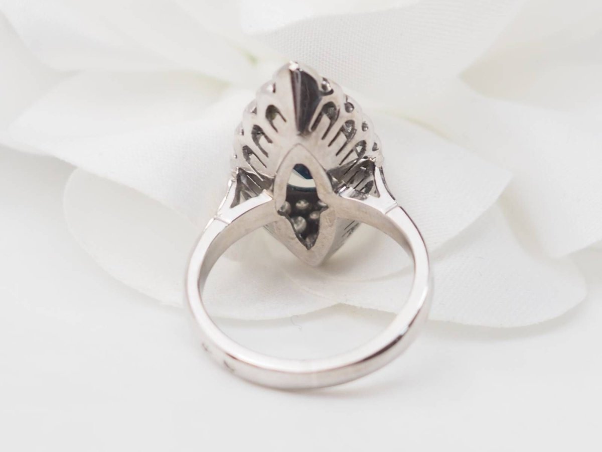 Bague marquise en or blanc, saphir et diamants - Castafiore