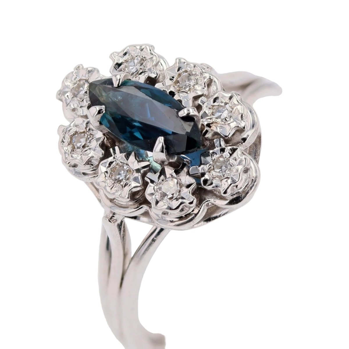 Bague Marquise en or blanc, saphir et diamants - Castafiore
