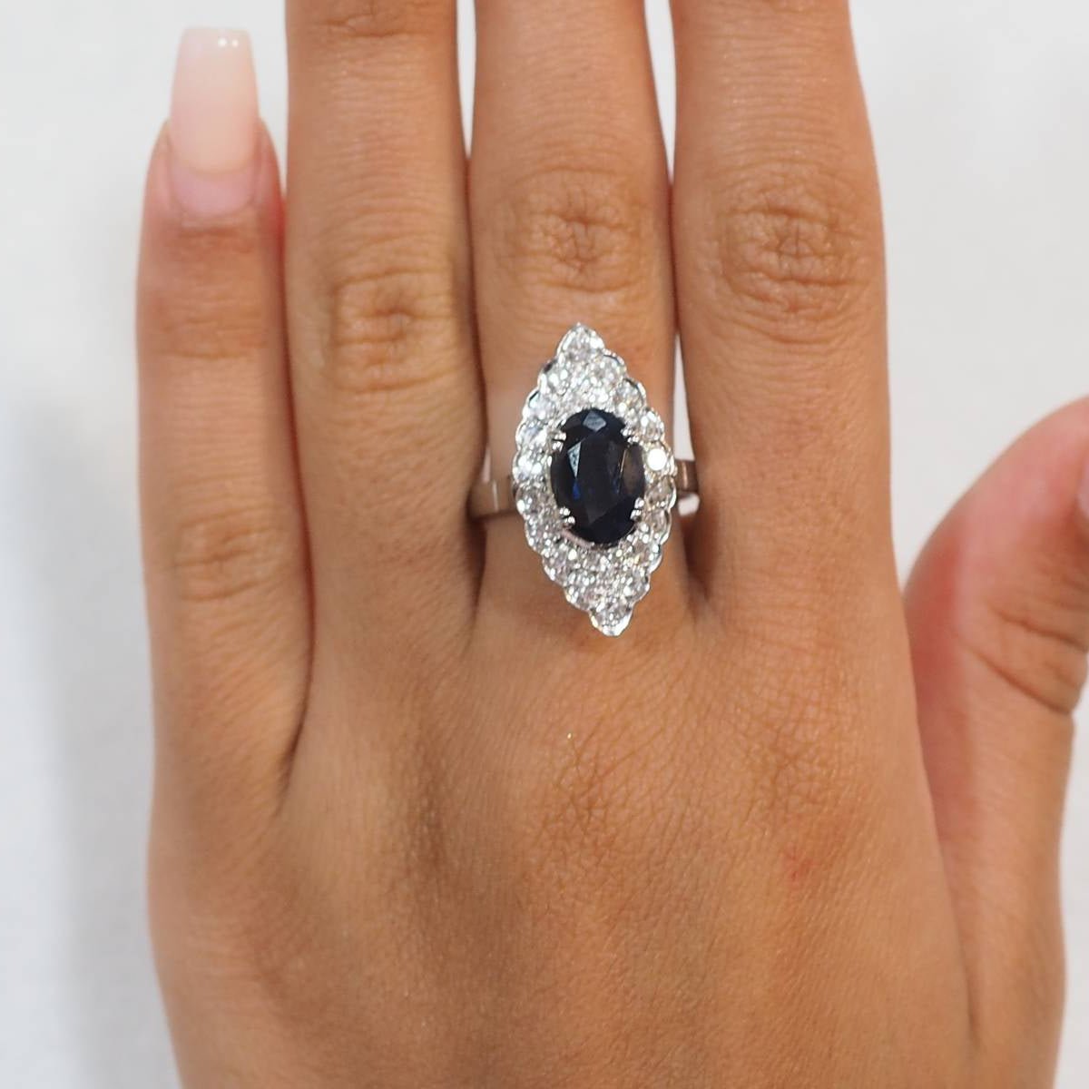 Bague Marquise en or blanc, saphir et diamants - Castafiore