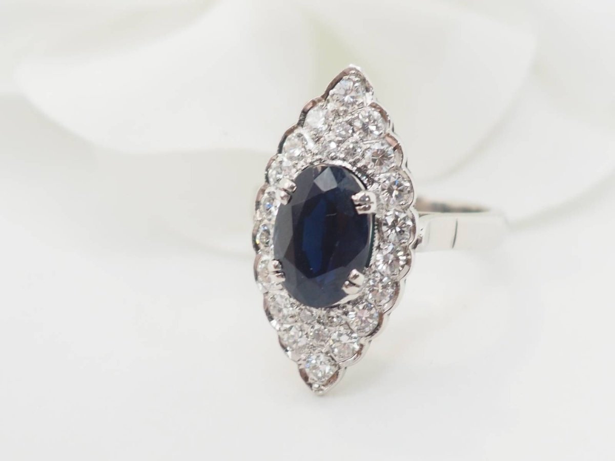 Bague marquise en or blanc, saphir et diamants - Castafiore