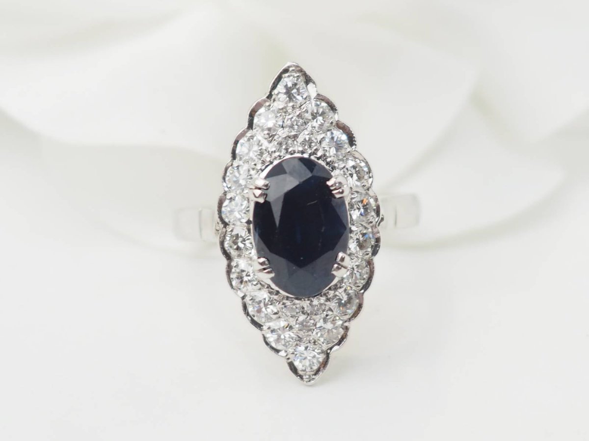 Bague marquise en or blanc, saphir et diamants - Castafiore