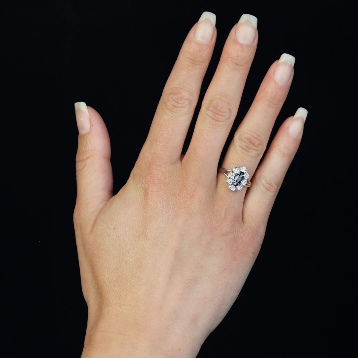 Bague Marquise en or blanc, saphir et diamants - Castafiore