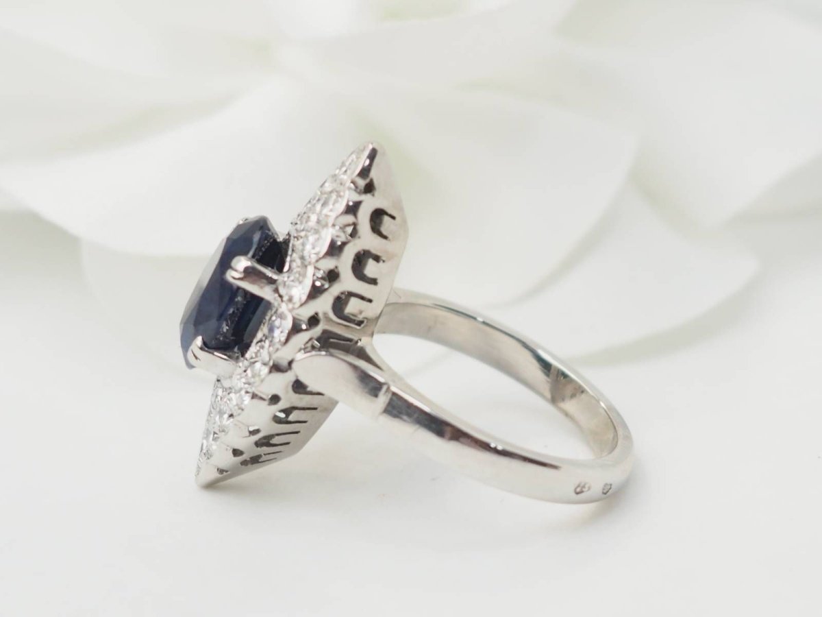 Bague marquise en or blanc, saphir et diamants - Castafiore
