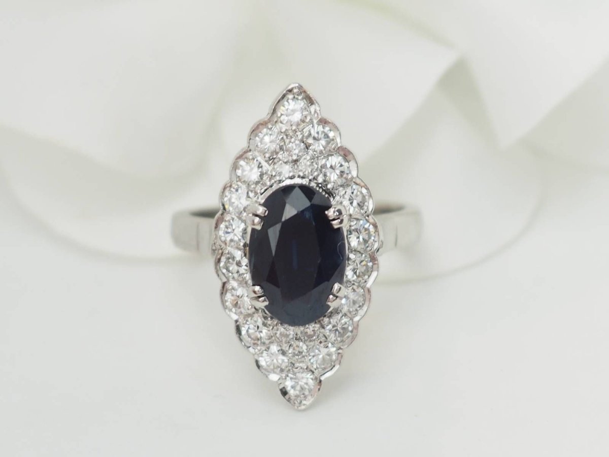 Bague marquise en or blanc, saphir et diamants - Castafiore