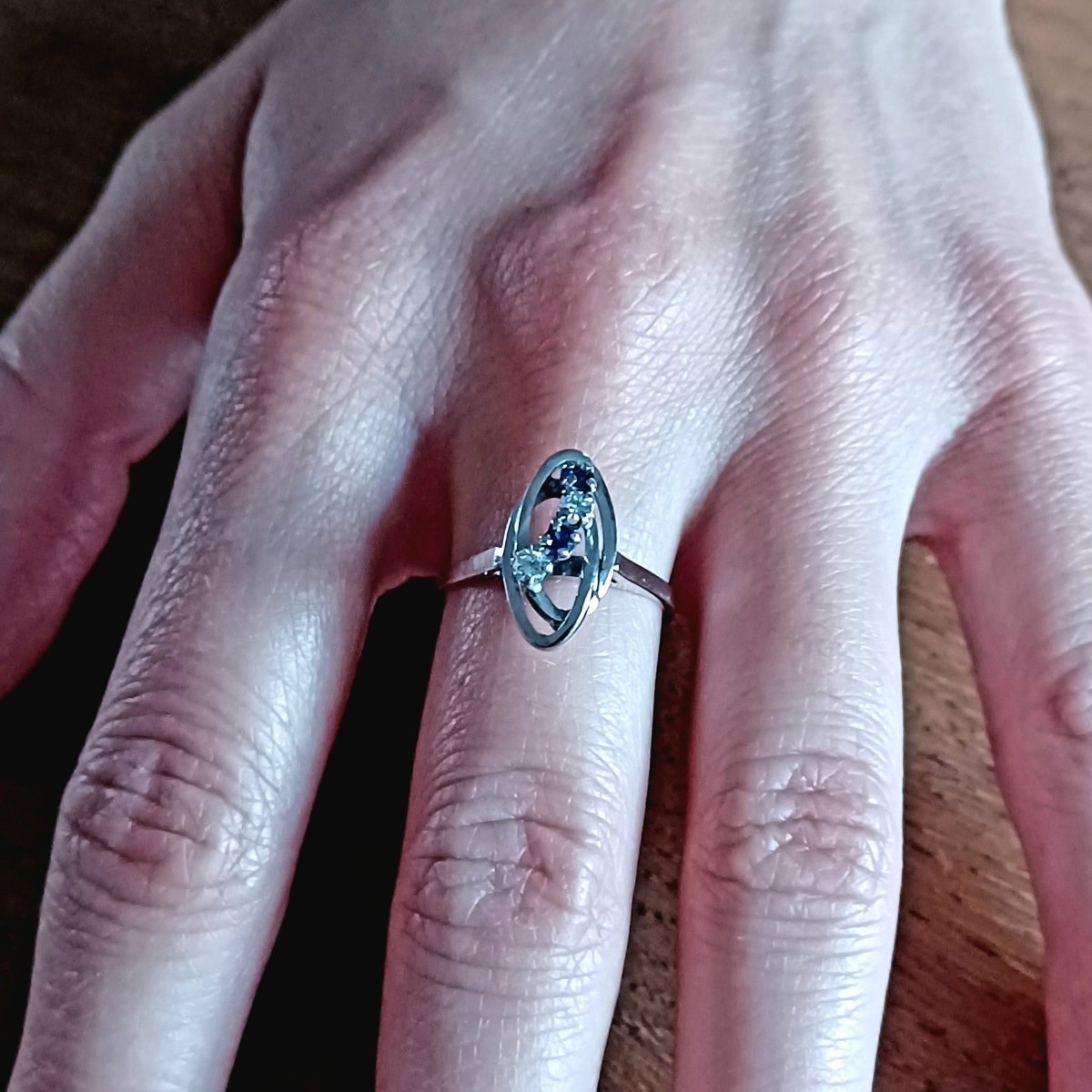 Bague Marquise en or blanc, saphirs et diamants - Castafiore