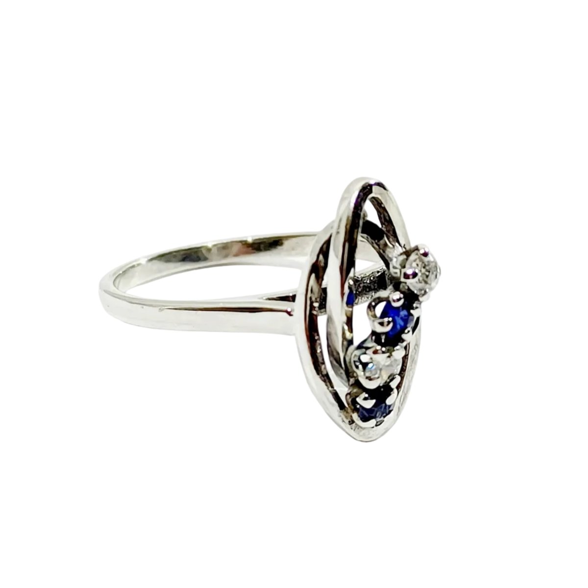 Bague Marquise en or blanc, saphirs et diamants - Castafiore