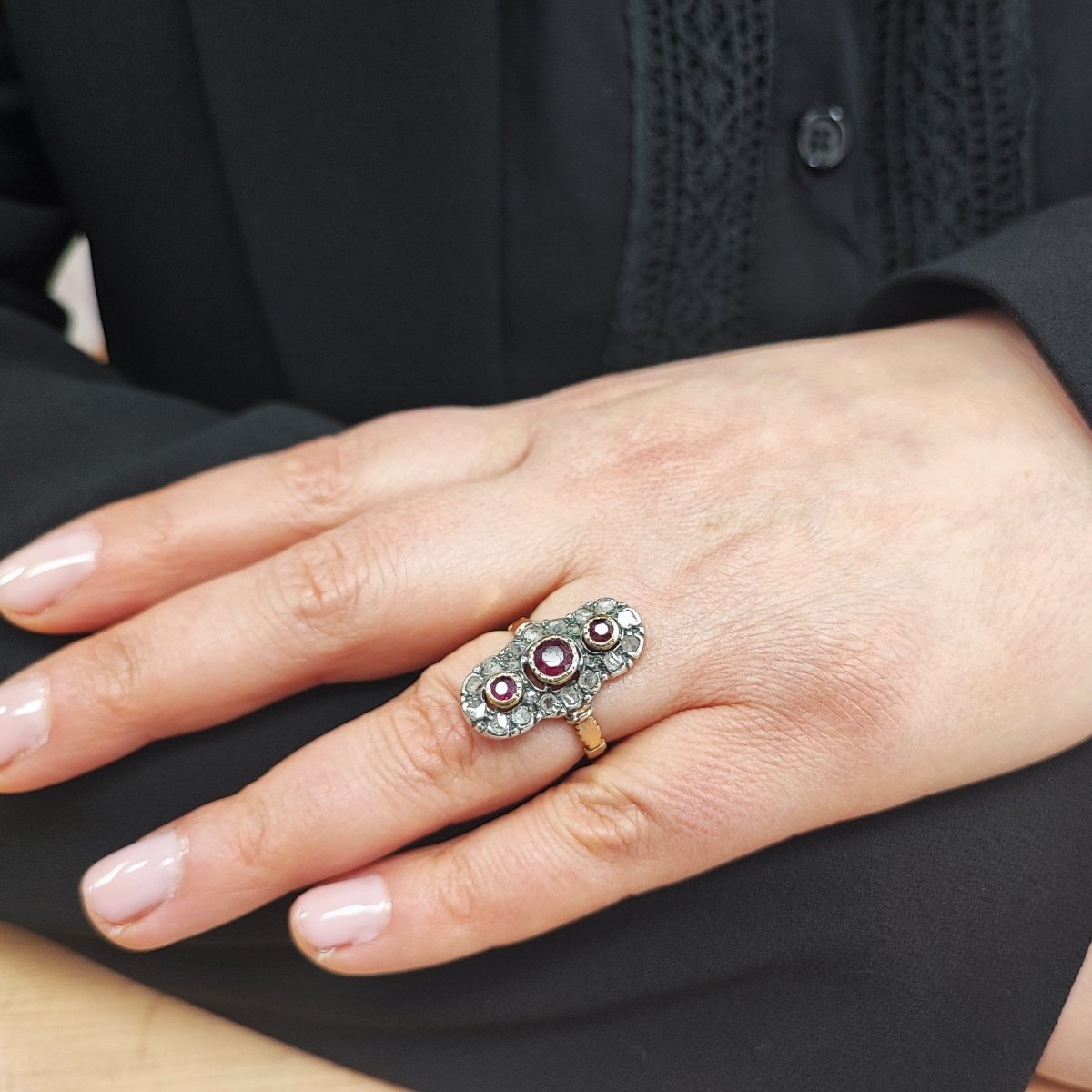Bague Marquise en or jaune, argent, rubis, et diamants - Castafiore