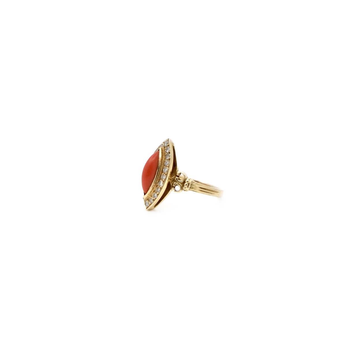 Bague Marquise en or jaune, corail et diamants - Castafiore