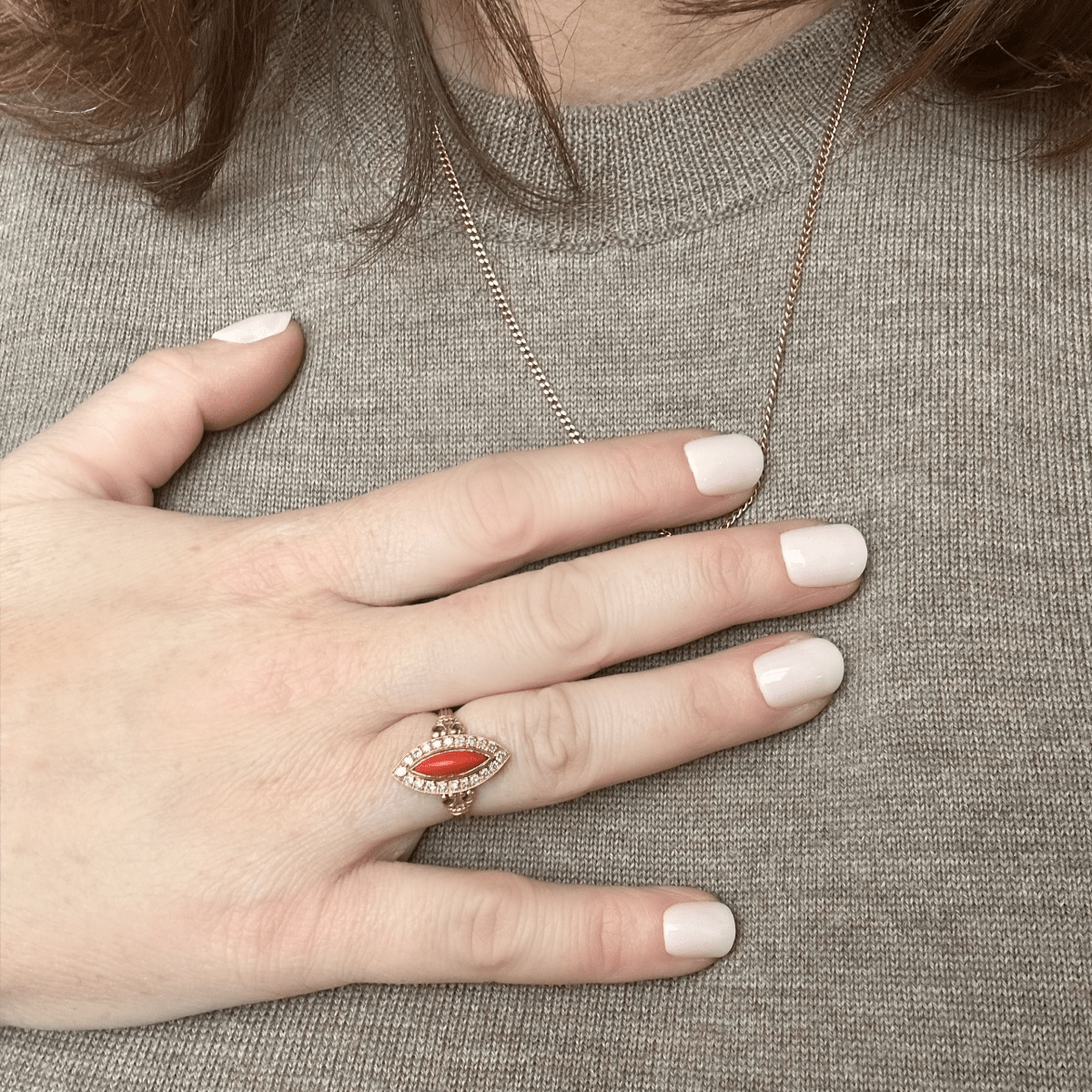 Bague Marquise en or jaune, corail et diamants - Castafiore