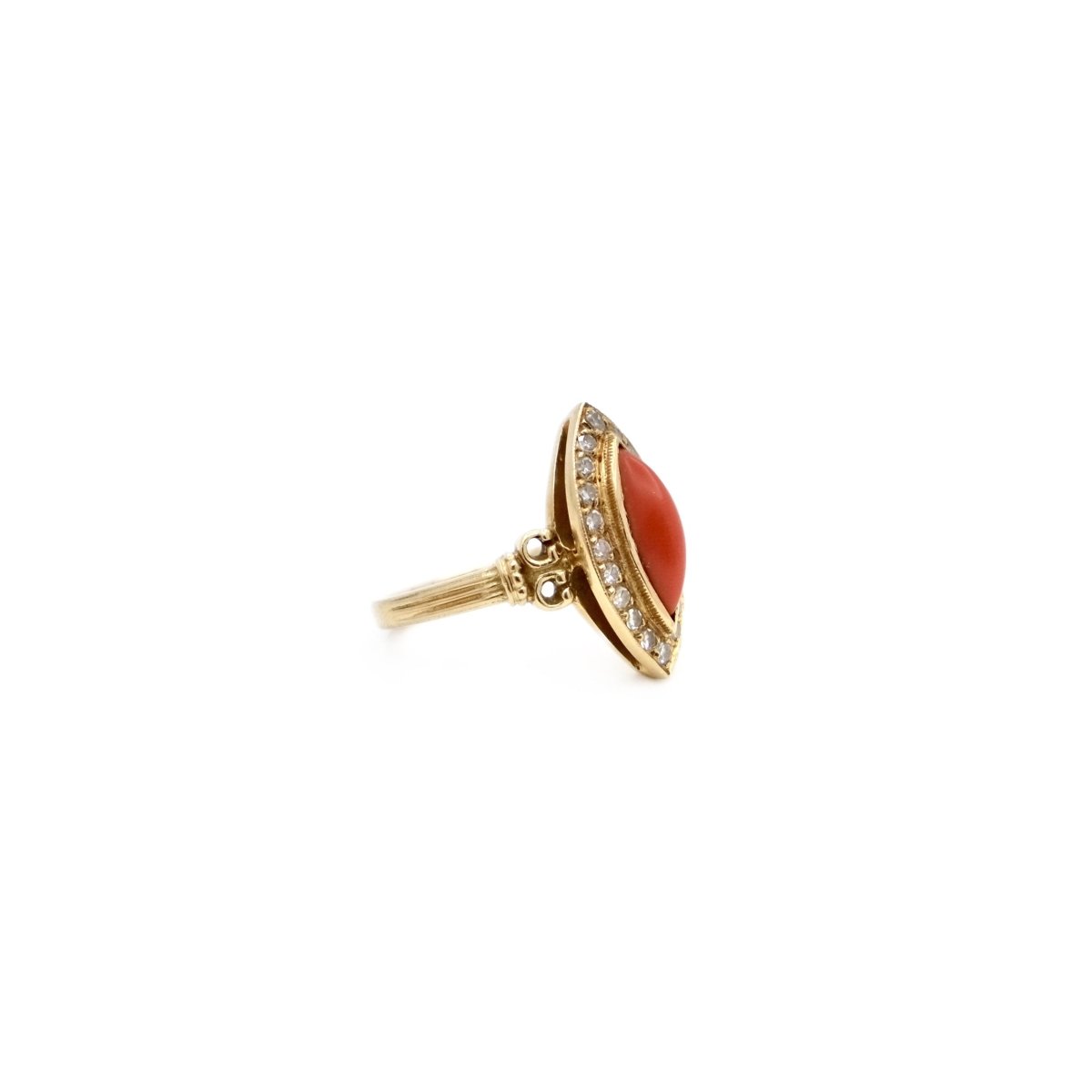 Bague Marquise en or jaune, corail et diamants - Castafiore