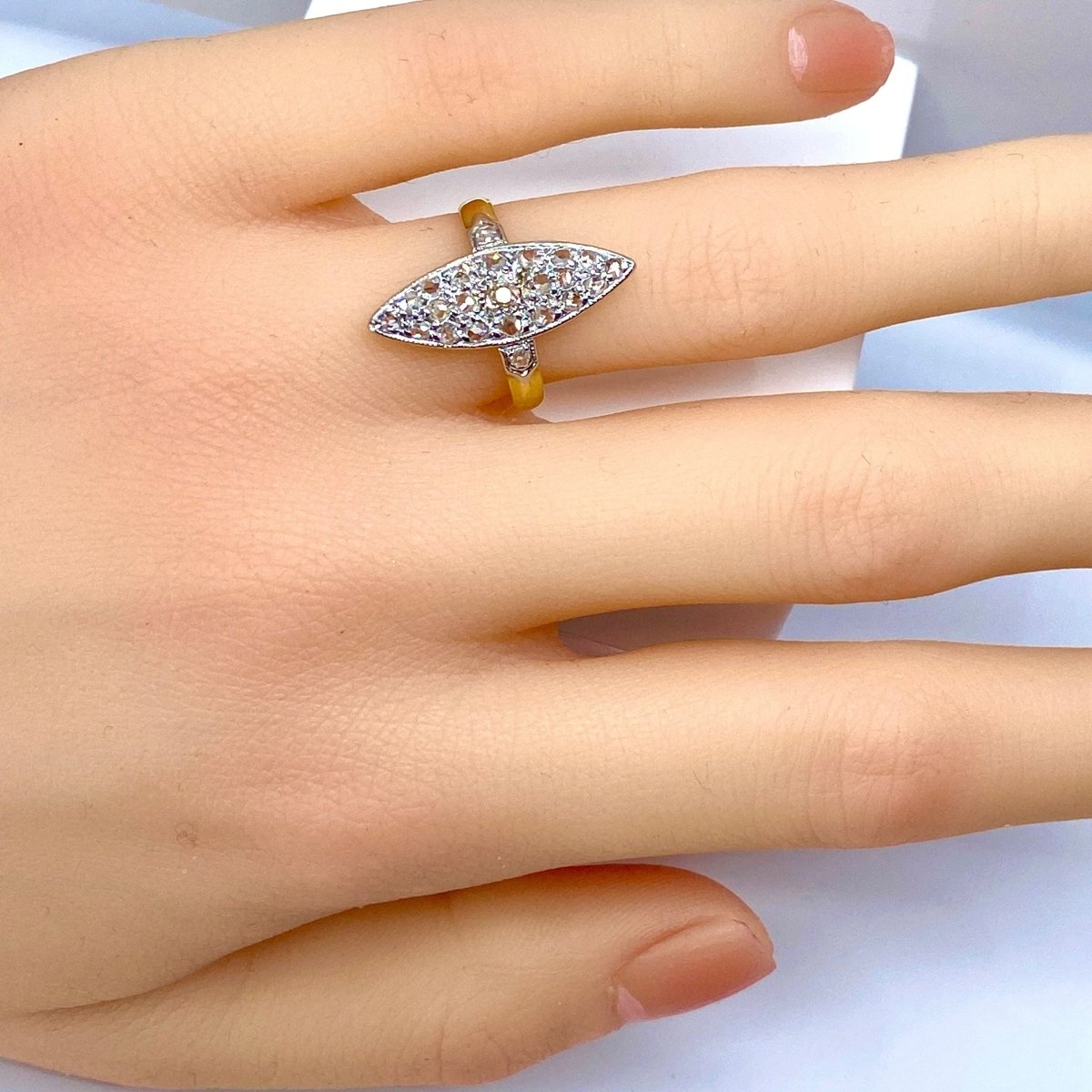 Bague Marquise en or jaune et diamants - Castafiore