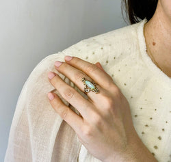Bague Marquise en or jaune et opale - Castafiore