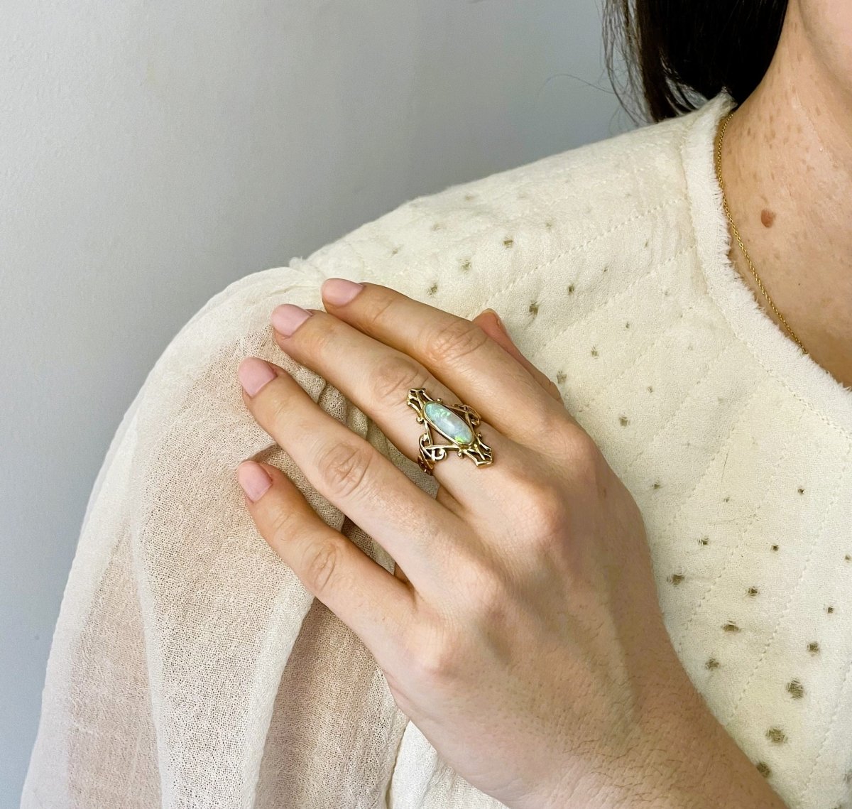 Bague Marquise en or jaune et opale - Castafiore
