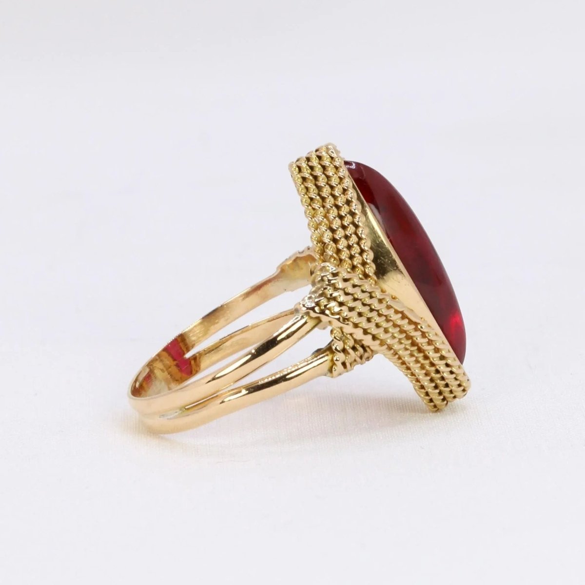 Bague Marquise en or jaune et rubis - Castafiore