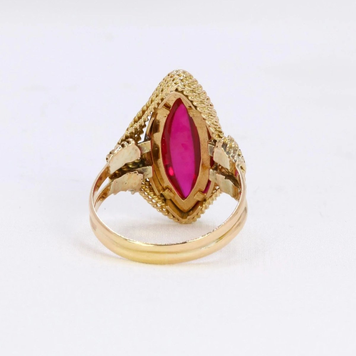 Bague Marquise en or jaune et rubis - Castafiore