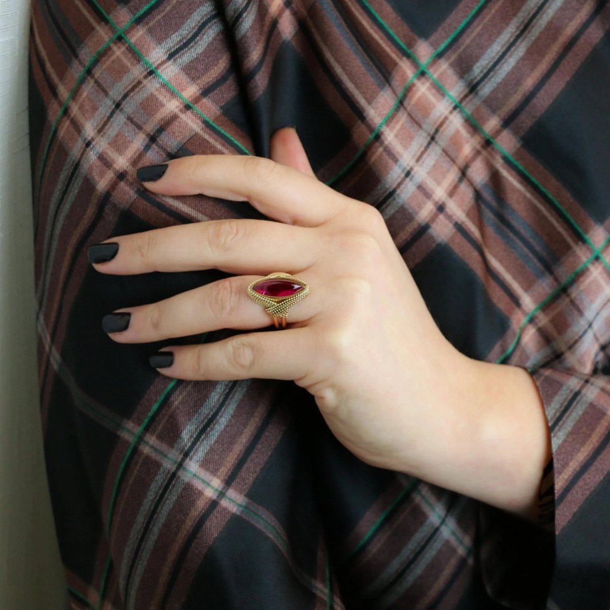 Bague Marquise en or jaune et rubis - Castafiore