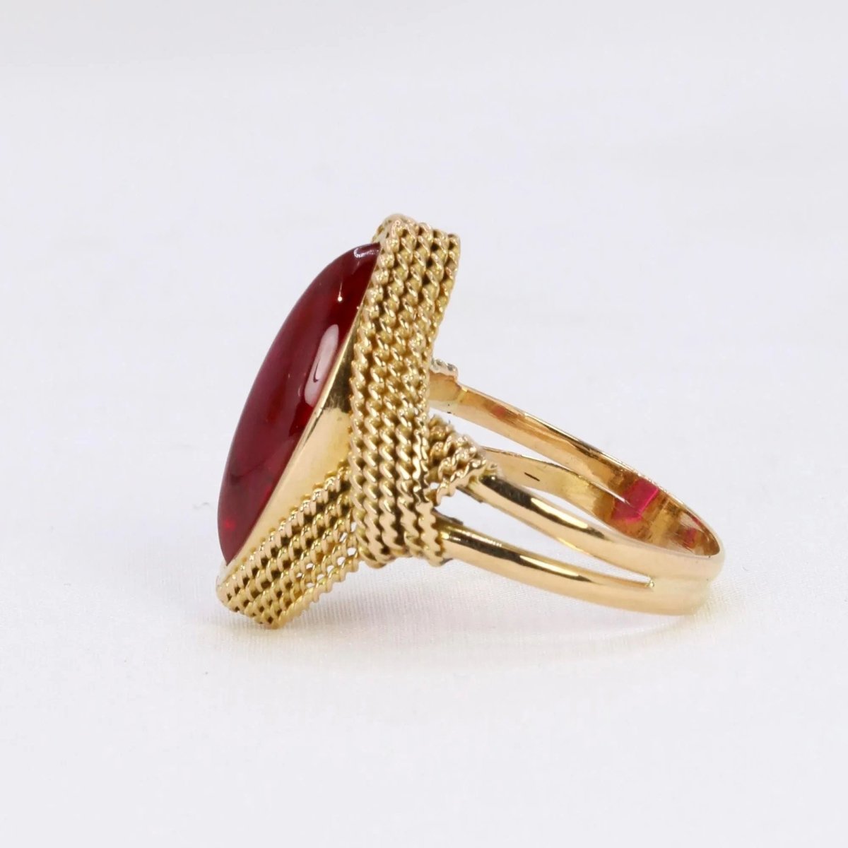 Bague Marquise en or jaune et rubis - Castafiore