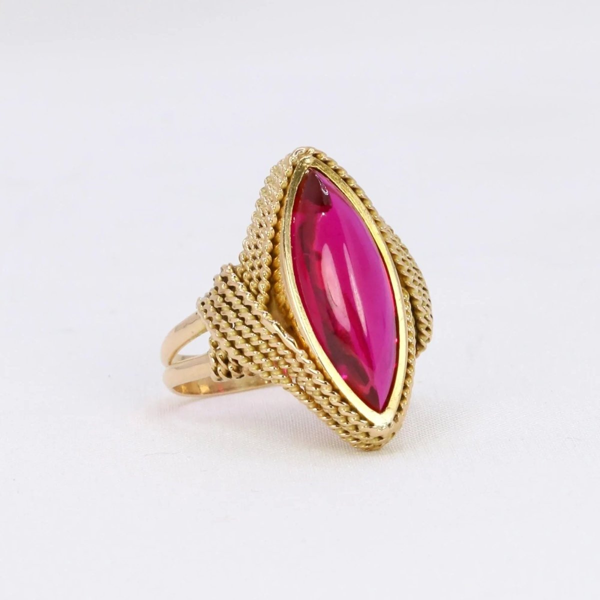 Bague Marquise en or jaune et rubis - Castafiore