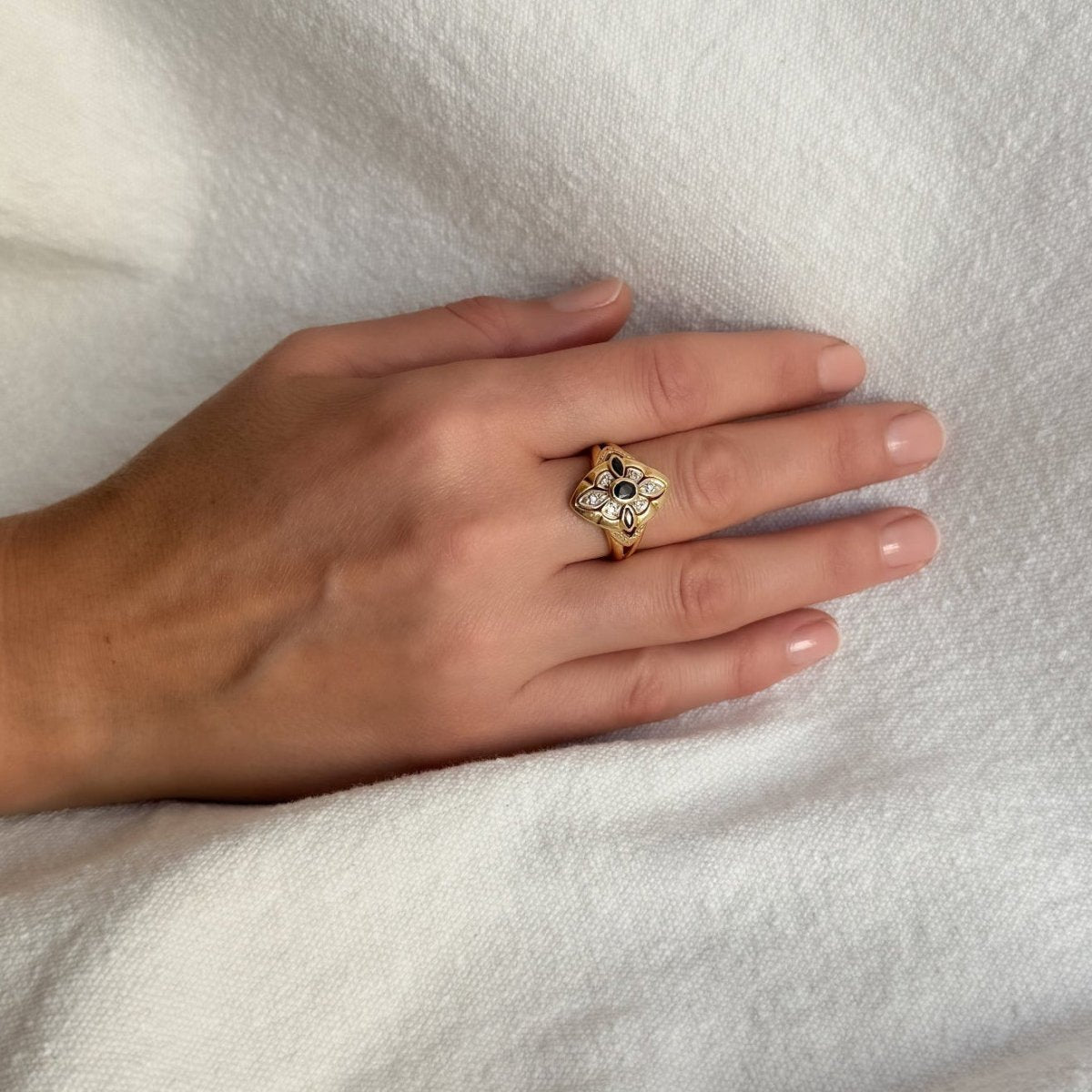 Bague Marquise en or jaune, or blanc, saphir, et diamants - Castafiore